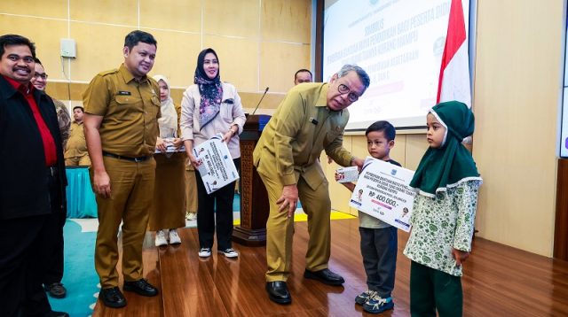 Pemkot Tangsel Berikan Bantuan Pendidikan Siswa Kurang Mampu