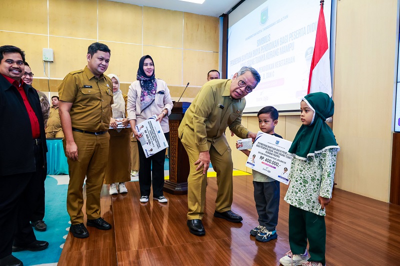 Pemkot Tangsel Berikan Bantuan Pendidikan Siswa Kurang Mampu