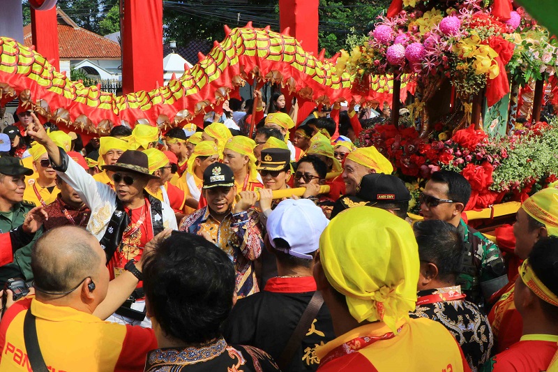 Ribuan Wisatawan Ikuti Prosesi Gotong Toapekong di Kota Tangerang