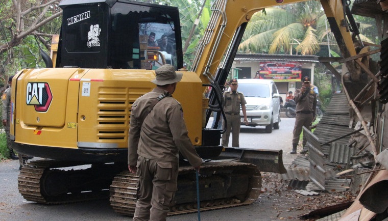 Satpol PP Kabupaten Tangerang Tertibkan Bangunan Liar di Atas Drainase