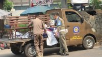 Satpol PP Kabupaten Tangerang Tertibkan Ratusan Spanduk