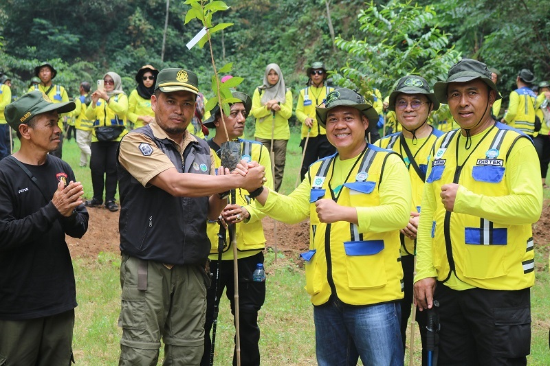 Perumda Tirta Benteng Tanam Pohon Endemik Untuk Jaga Konservasi Air Bersih dari Hulu