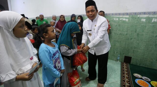 Pj Walikota Tangerang Berbagi Kebahagiaan dengan Anak Yatim,