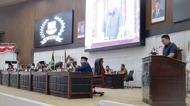 Abraham Garuda Laksono, anggota DPRD Banten dari Fraksi PDI Perjuangan, menyuarakan aspirasi masyarakat Tangerang Raya dalam Sidang Paripurna. Ia menekankan pentingnya penambahan sekolah negeri dan penyerapan tenaga kerja lokal untuk meningkatkan kualitas hidup. Baca lebih lanjut tentang usulan dan komitmen Abraham untuk memperjuangkan pendidikan dan kesempatan kerja di Banten.