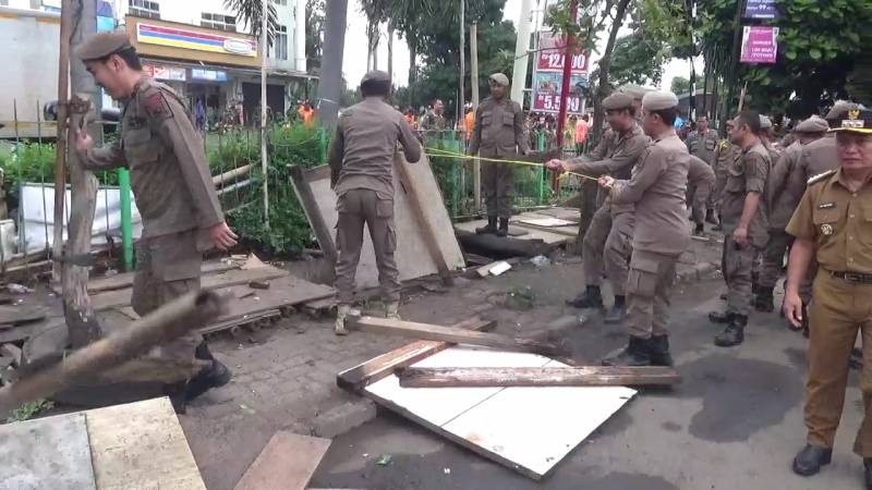 Penertiban Lapak PKL di Pasar Lembang untuk Kembalikan Fungsi Trotoar