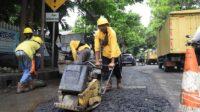 Perjaka Gesit Perbaiki Jalan Rusak di Kota Tangerang