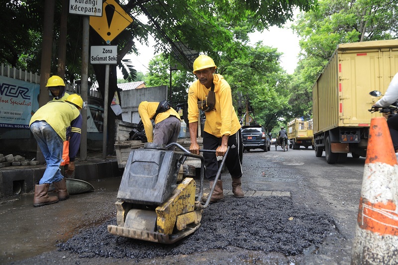 Perjaka Gesit Perbaiki Jalan Rusak di Kota Tangerang