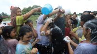 Sambut Ramadan, Warga Tangerang Keramas Bareng di Sungai Cisadane