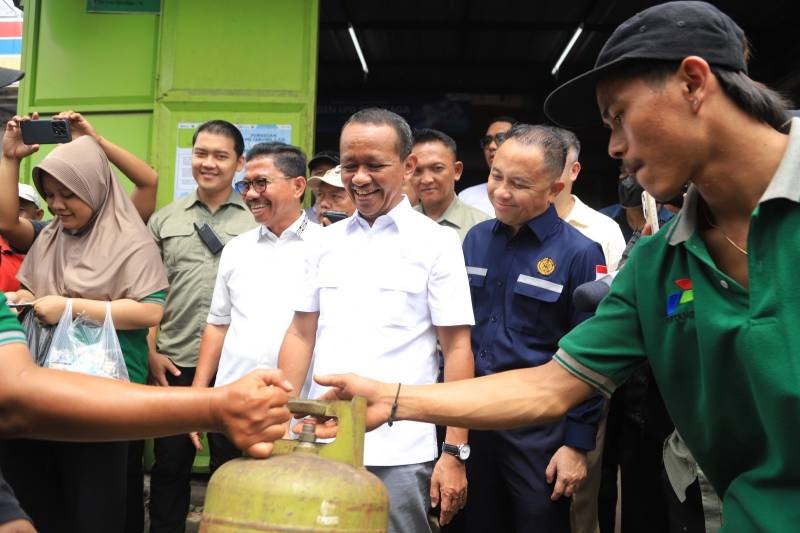 Menteri ESDM Tinjau Pangkalan Gas LPG di Kota Tangerang