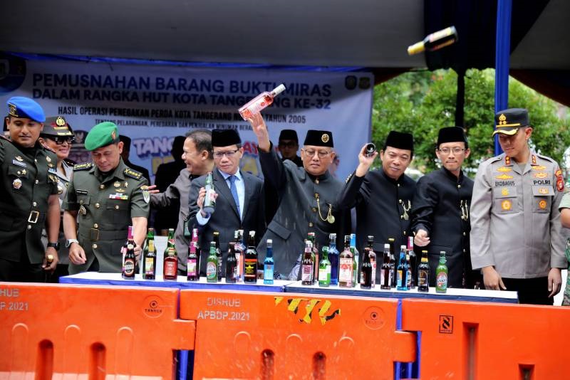 Sebanyak 4.982 Botol Miras Dimusnahkan di HUT Ke-32 Kota Tangerang