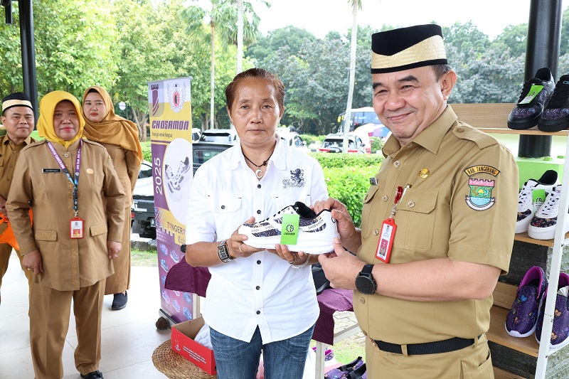 Sekda Ajak ASN Gunakan Sepatu Batik Tangerang