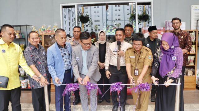 Camat Kelapa Dua Luncurkan Pojok UMKM