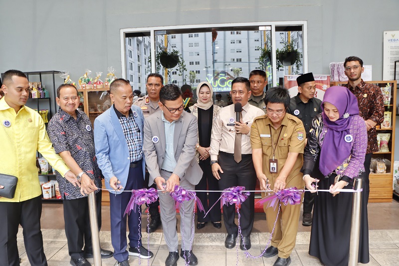 Camat Kelapa Dua Luncurkan Pojok UMKM