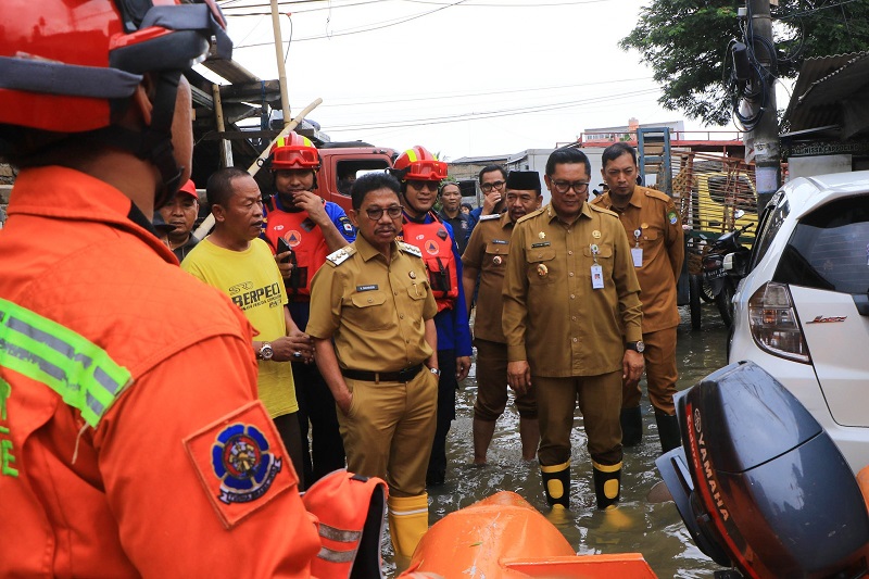 Walikota Sachrudin Salurkan Obat-obatan, Selimut dan Makanan Bagi Korban Banjir