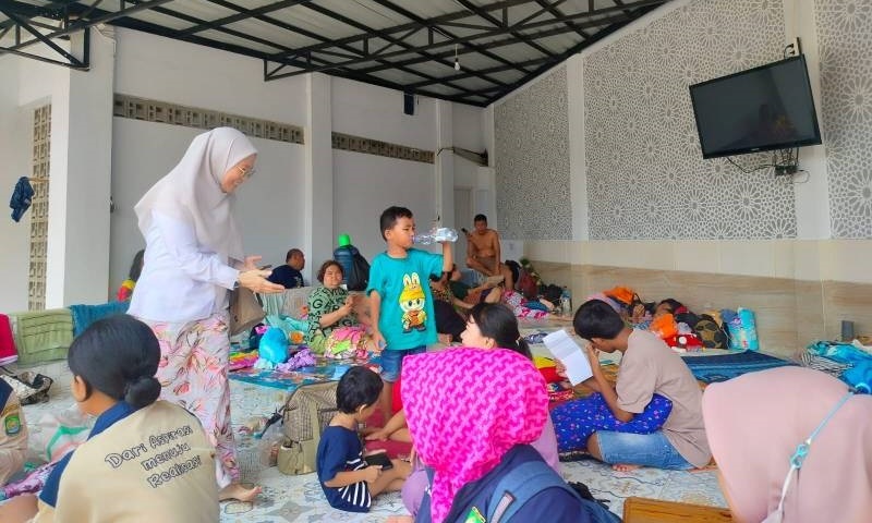 DP3AP2KB Berikan Trauma Healing bagi Anak-Anak Korban Banjir Candulan Petir