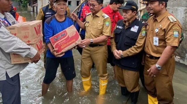 Dinsos Kota Tangerang Salurkan Ribuan Nasi Bungkus Bagi Korban Terdampak Banjir