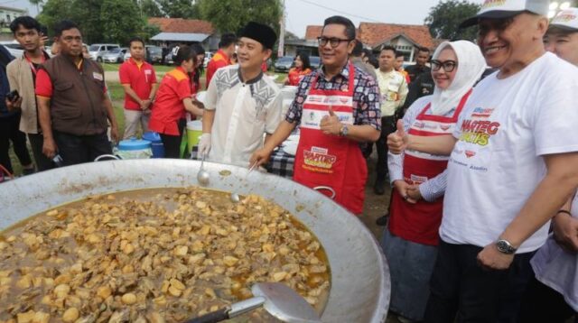 Masak Bareng Influencer, Wakil Walikota Maryono Bagikan Takjil ke Warga