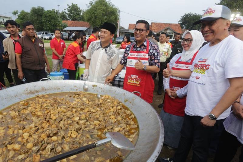 Masak Bareng Influencer, Wakil Walikota Maryono Bagikan Takjil ke Warga