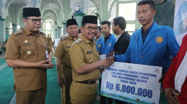 Realisasikan Program Gampang Sekolah, Sachrudin-Maryono Salurkan Bansos Pendidikan Kepada 312 Mahasiswa