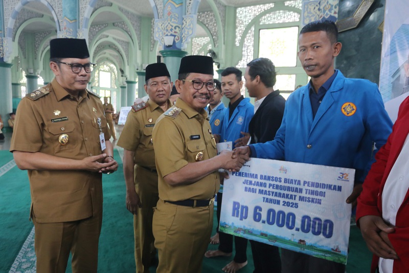 Realisasikan Program Gampang Sekolah, Sachrudin-Maryono Salurkan Bansos Pendidikan Kepada 312 Mahasiswa