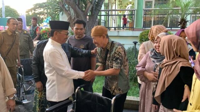 Serahkan Kursi Roda, Sachrudin: Ramadan Momentum Perkuat Kepedulian Sosial