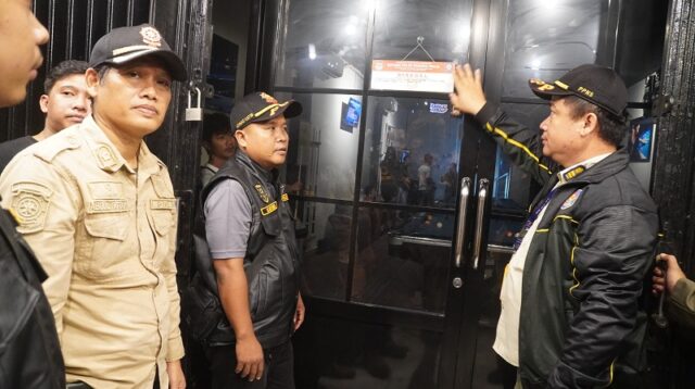 Langgar Aturan Ramadan, Satpol PP Segel Tempat Biliar