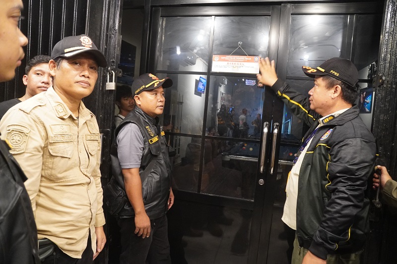 Langgar Aturan Ramadan, Satpol PP Segel Tempat Biliar