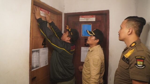 Satpol PP Tangerang Segel Tempat Karaoke yang Langgar Aturan