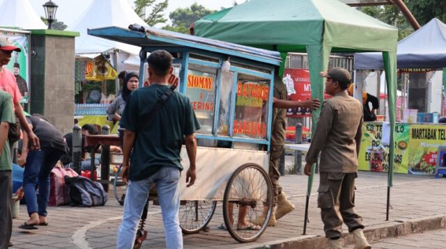 Satpol PP Tangerang Tertibkan PKL di Alun-Alun Tigaraksa