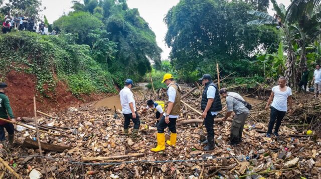 Pilar Tinjau Kali Angke, Pastikan Normalisasi Berjalan