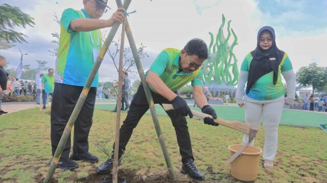 Dukung Lingkungan, Sachrudin Tanam Pohon di Surabaya