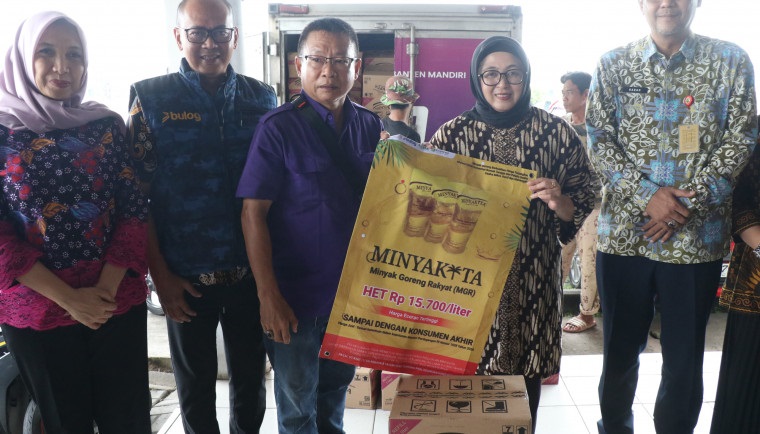 Wabup Intan Tinjau Operasi Pasar Minyak Goreng di Tigaraksa