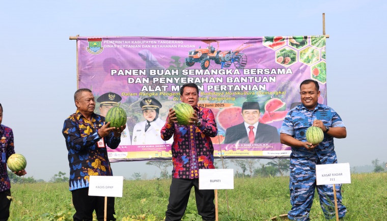 Bupati Tangerang Serahkan Bantuan Mesin Pertanian