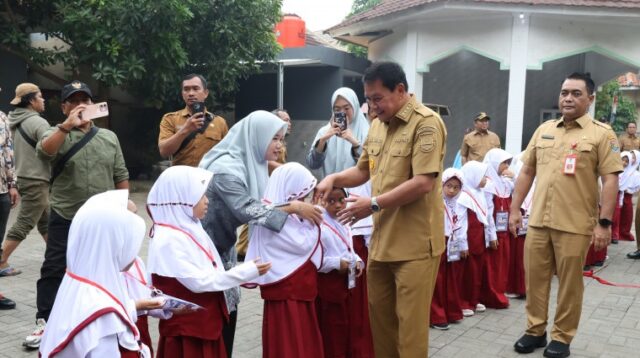 Bupati Tangerang Tinjau Hari Pertama Sekolah di SD Al Hidayah