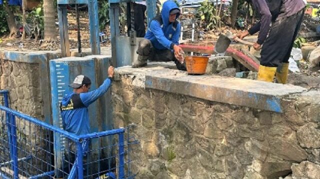 Kendalikan Banjir, Pemkot Tangerang Perbaiki Pintu Air BTT-0