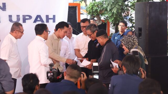 Gibran dan Wamenaker Salurkan BSU untuk 200 Ribu Pekerja