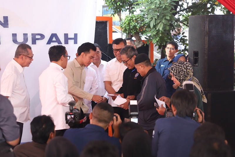 Gibran dan Wamenaker Salurkan BSU untuk 200 Ribu Pekerja