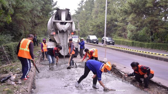 Pemkot Tangsel Perbaiki Jalan Griya Loka Raya