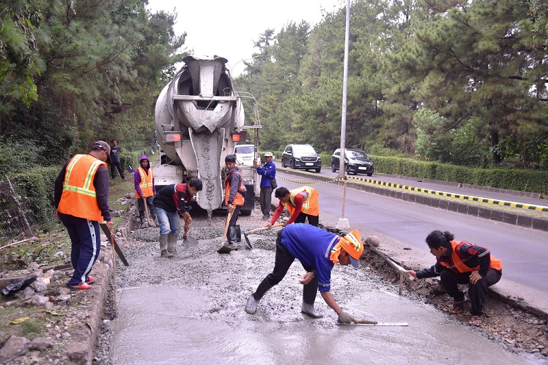 Pemkot Tangsel Perbaiki Jalan Griya Loka Raya