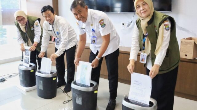Kesbangpol Musnahkan 123 Arsip Kadaluwarsa