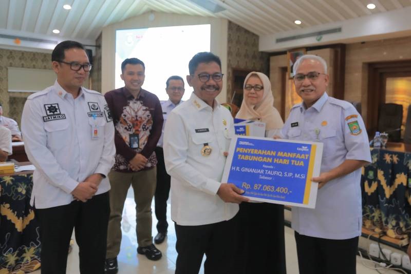 Pemkot Tangerang Serahkan SK Pensiun kepada 84 ASN