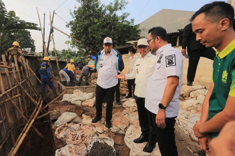 Pemkot Perbaiki Turap Kali Angke untuk Cegah Banjir Susulan
