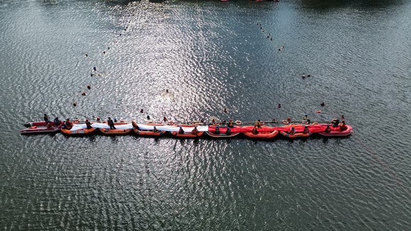 Pertama Kali, Bendera Merah Putih Raksasa Berkibar di Situ Gintung