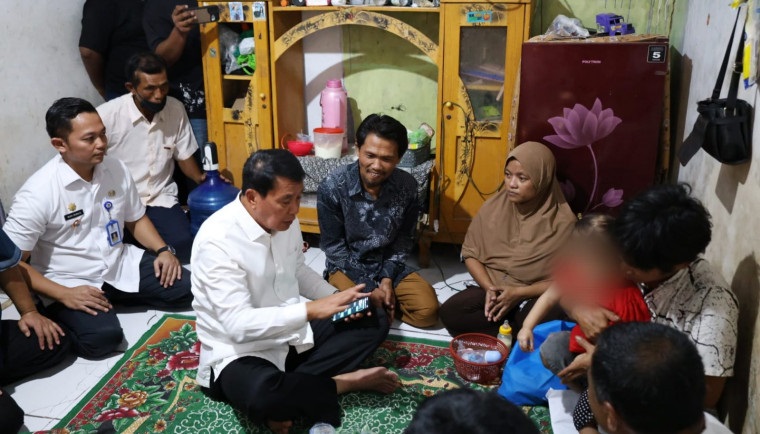 Bupati Tangerang Tinjau Balita Penderita Tumor di Kronjo