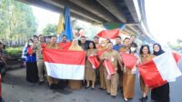 Semarak HUT RI, Diskominfo Kota Tangerang Bagikan Bendera ke Pengendara