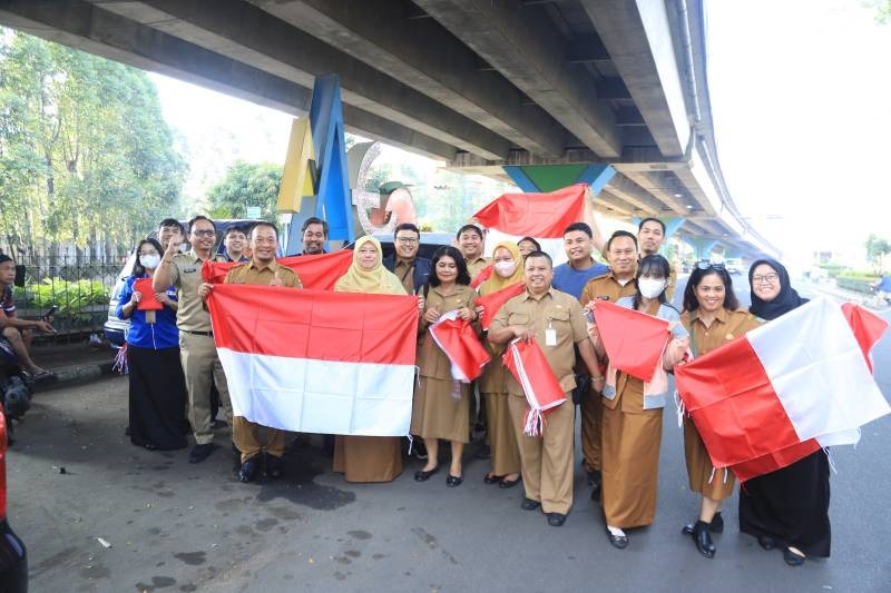 Semarak HUT RI, Diskominfo Kota Tangerang Bagikan Bendera ke Pengendara