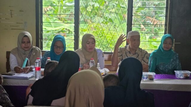 Dokter Spesialis Anak Periksa Balita Stunting di Cileles