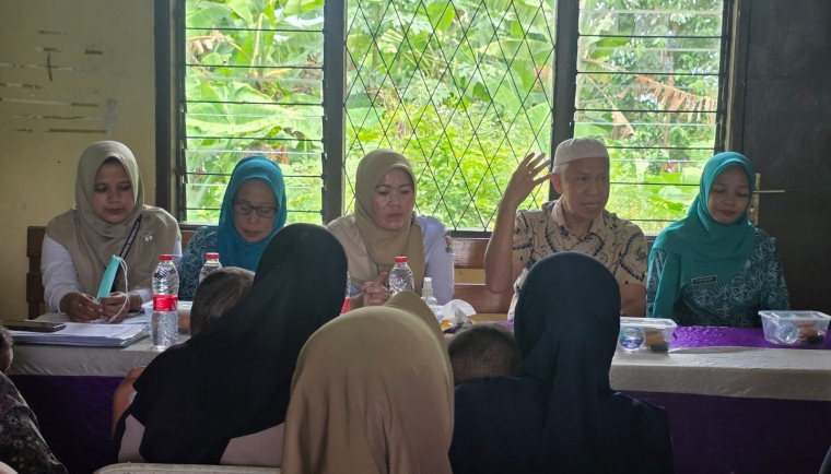 Dokter Spesialis Anak Periksa Balita Stunting di Cileles