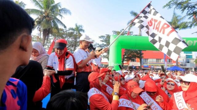 Walikota dan Warga Pinang Meriahkan Gerak Jalan Sambut HUT RI