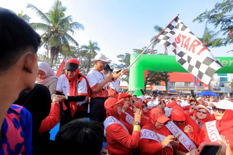 Walikota dan Warga Pinang Meriahkan Gerak Jalan Sambut HUT RI